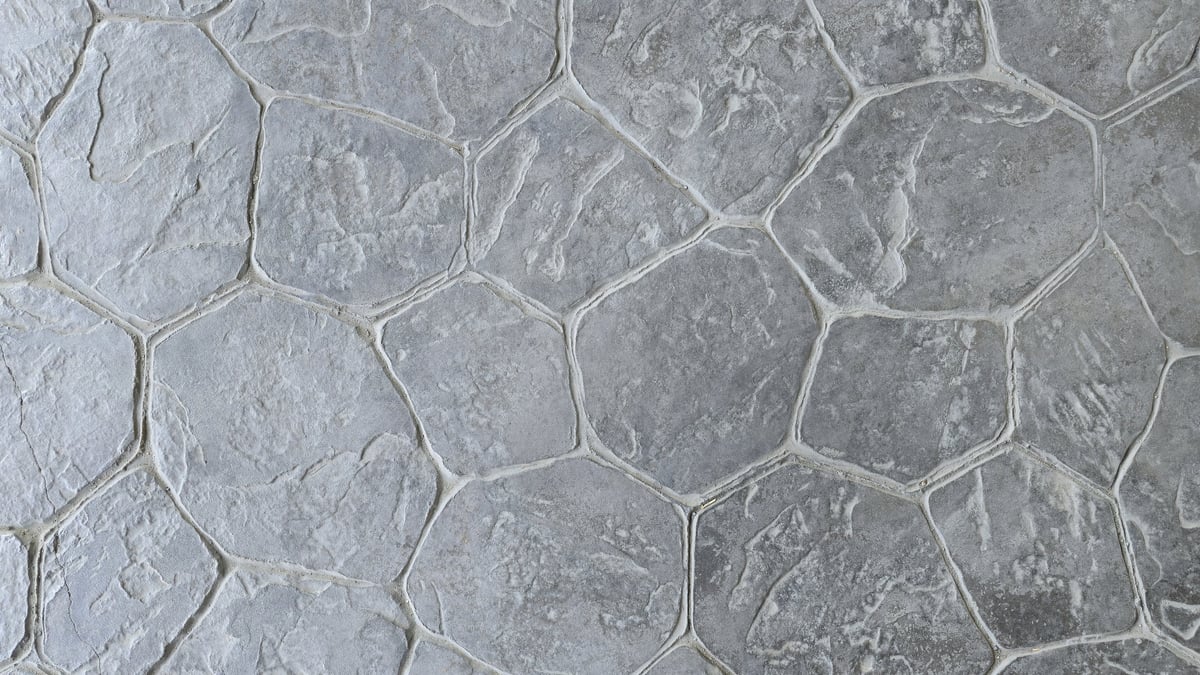 Düzensiz taş desenli gri baskı beton yüzey, doğal ve pürüzlü doku