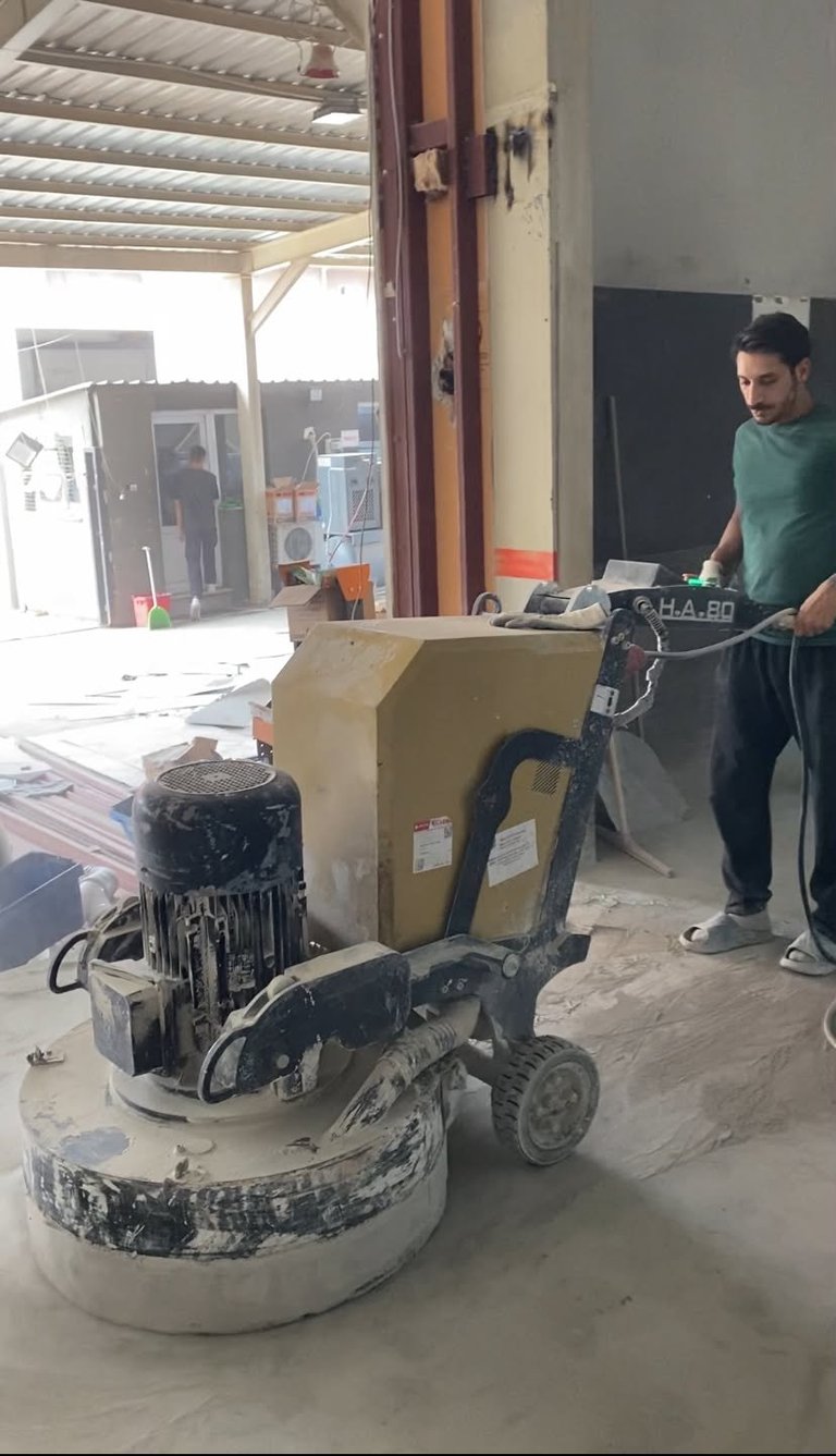 Cez İnşaat endüstriyel depoda beton kuru silim makinesi ile zemin taşlama ve silim uygulaması